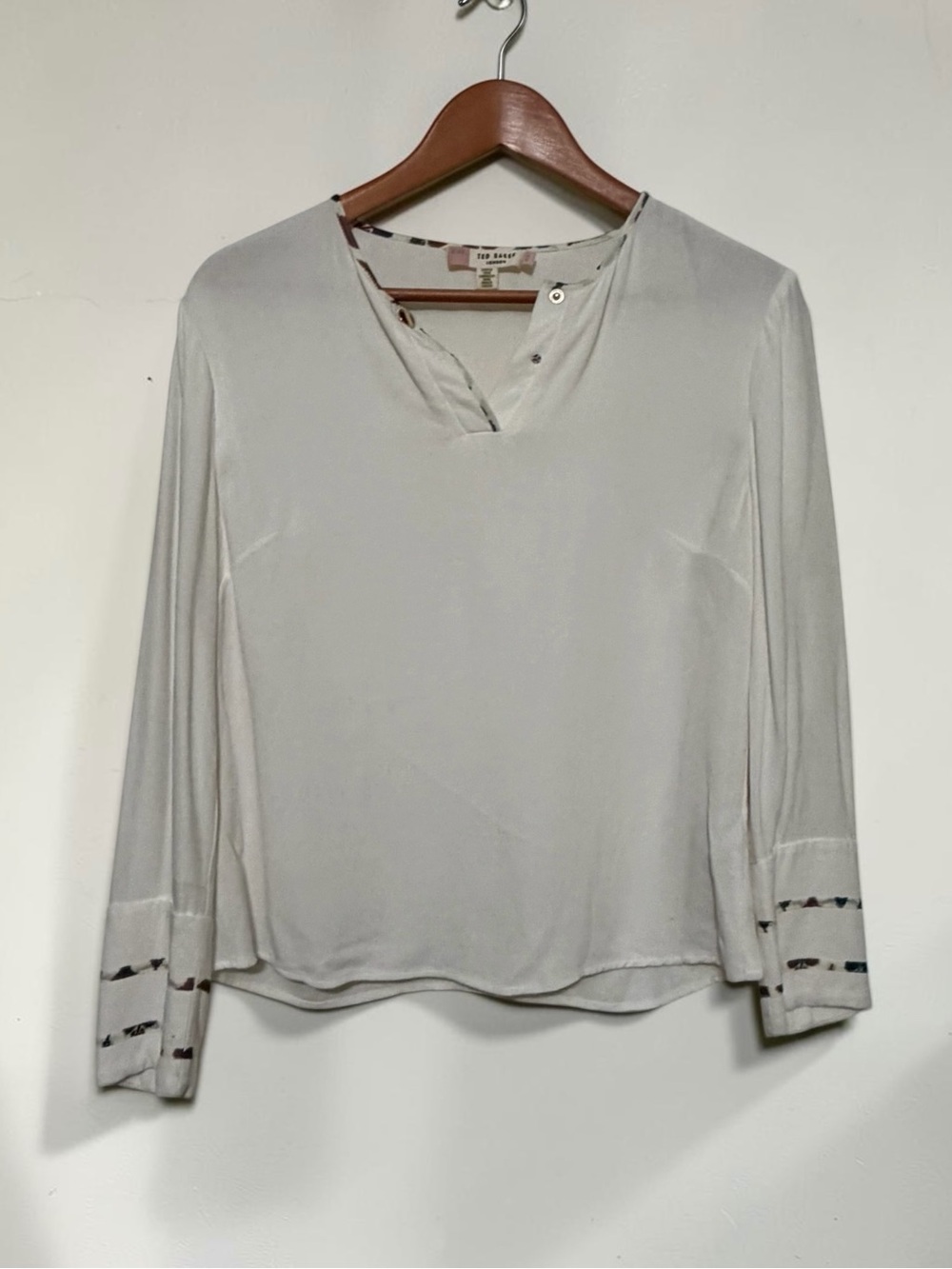 Ted Baker London Ivory V-Neck Long Sleeve Blouse Printed Contrast Trim Size 2 M⁠